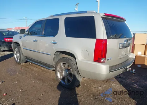 2009 Cadillac Escalade Standard z USA, uszkodzony, nr VIN 1GYFK232X9R123272